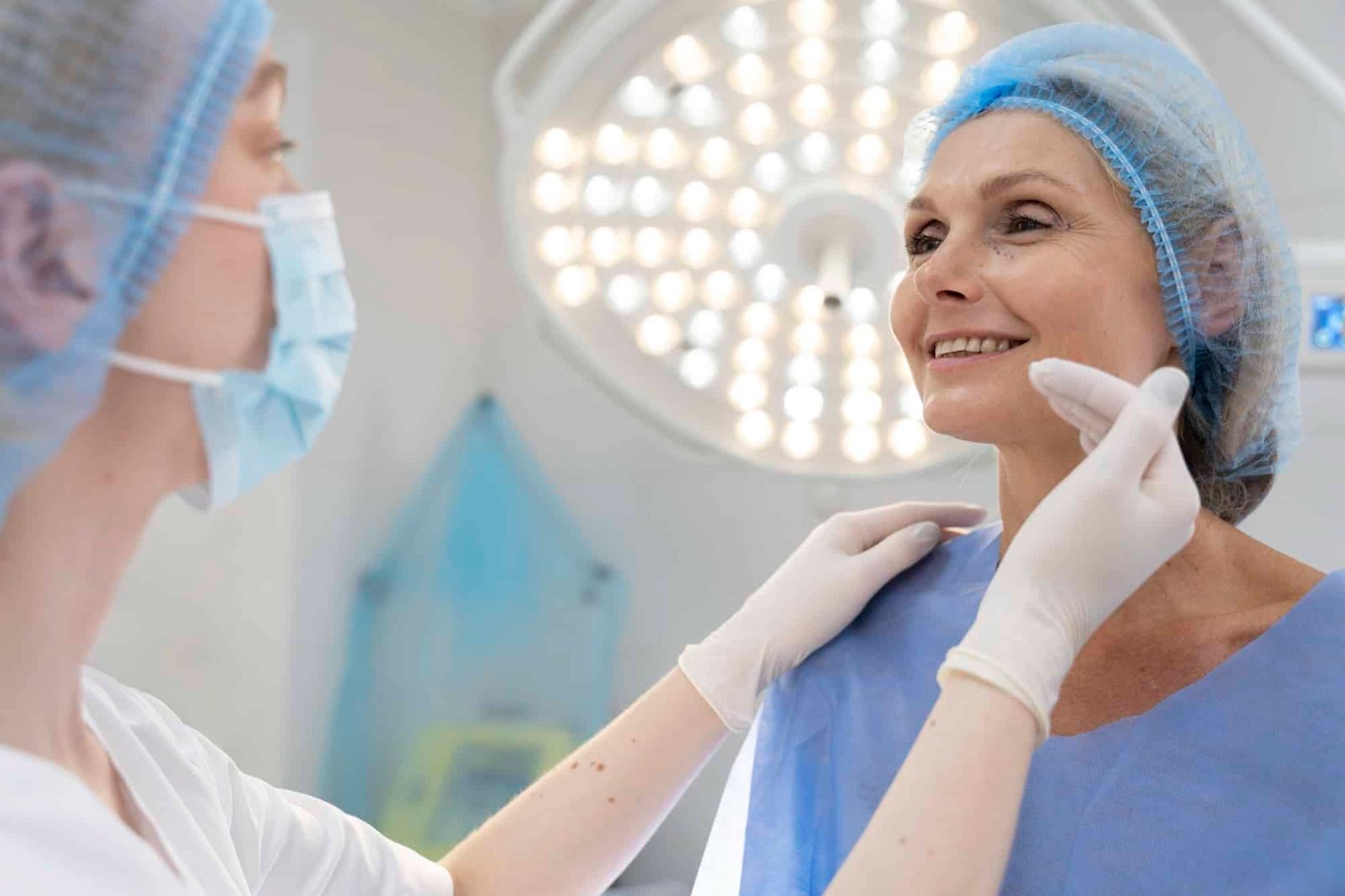 doctor revisando paciente sonriente de cerca copy