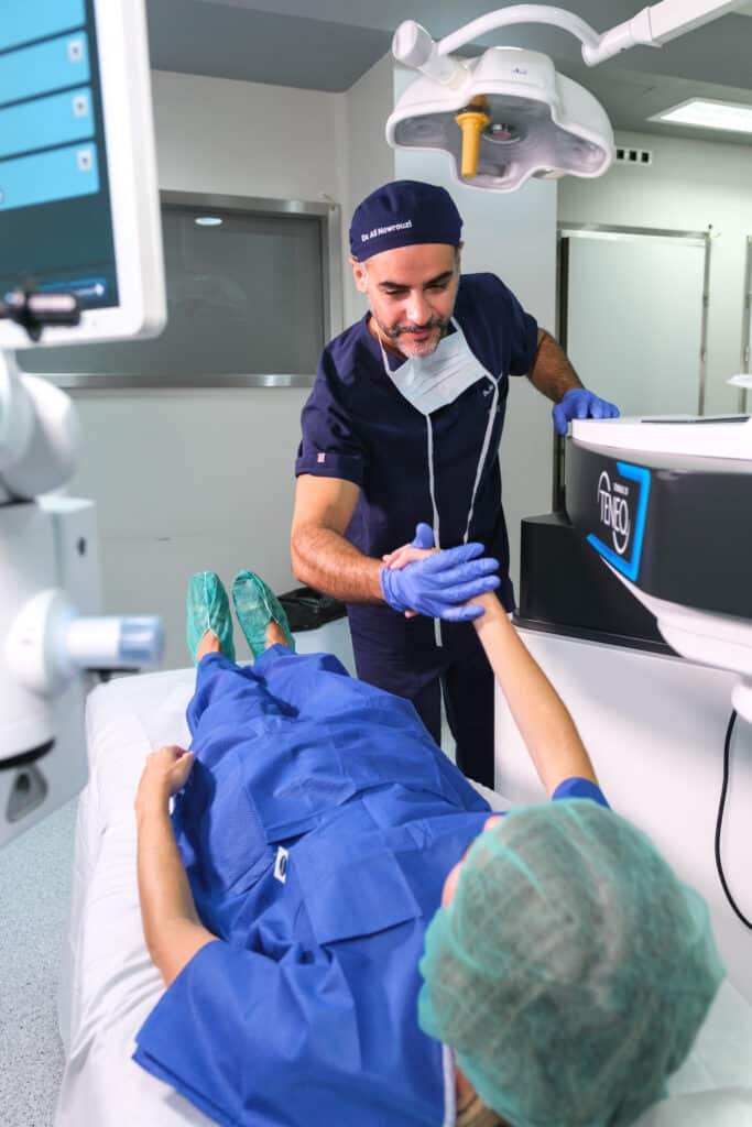 ¿Cuál es la mejor tecnología láser para la cirugía de miopía, hipermetropía, astigmatismo y presbicia? 3 El Dr. Nowrouzi en el quirófano junto a una paciente tumbada