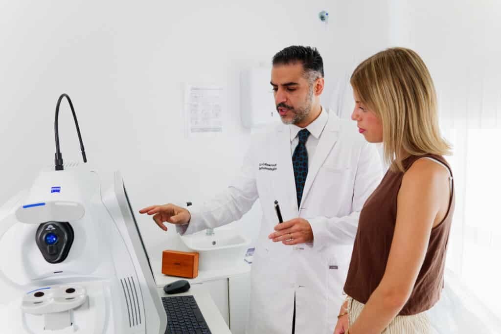 ¿Cuál es la mejor tecnología láser para la cirugía de miopía, hipermetropía, astigmatismo y presbicia? 1 El Dr. Nowrouzi explica a una paciente un equipo de diagnóstico ocular