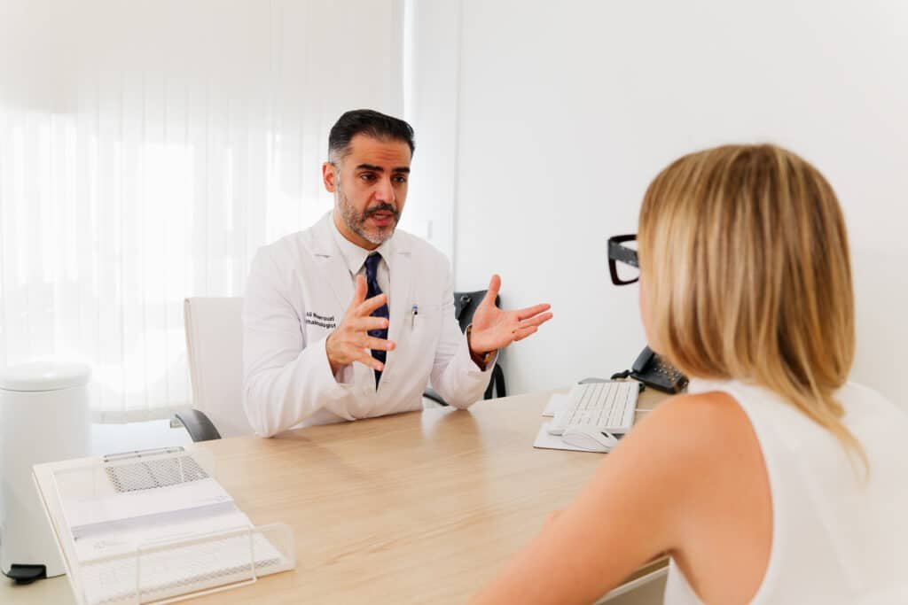 ¿Cuál es la mejor tecnología láser para la cirugía de miopía, hipermetropía, astigmatismo y presbicia? 4 El Dr. Nowrouzi explica a una paciente las opciones de tratamiento