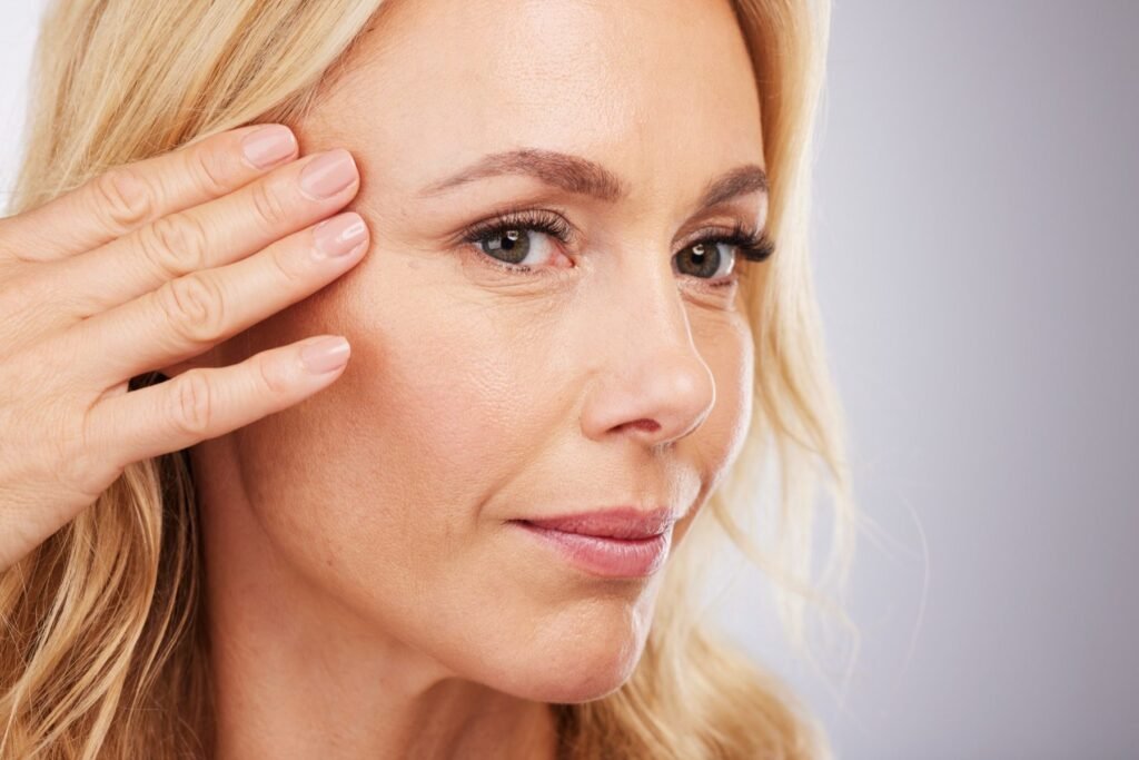 Tratamiento de ojeras en Marbella: el protocolo combinado Dynamic Eye Rejuvenation 1 Mujer valorando la piel del contorno de ojos antes de un tratamiento para ojeras