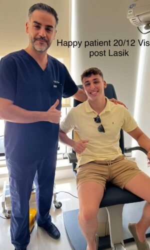 Oftalmólogo en Marbella 25 Paciente satisfecho con visión 20/12 después de la cirugía LASIK, posando junto al médico en una clínica oftalmológica.