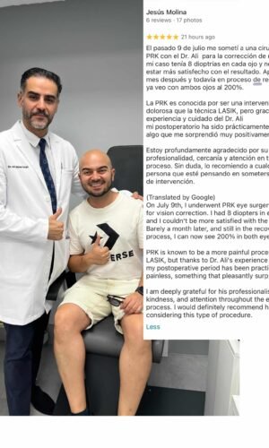 Oftalmólogo en Marbella 26 Médico y paciente sonrientes en consulta médica, el paciente muestra un pulgar hacia arriba. El médico lleva una bata blanca y está en un ambiente clínico.
