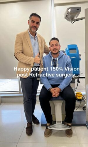 Oftalmólogo en Marbella 23 Paciente satisfecho con 150% de visión después de cirugía refractiva, posando con el médico en consulta oftalmológica.