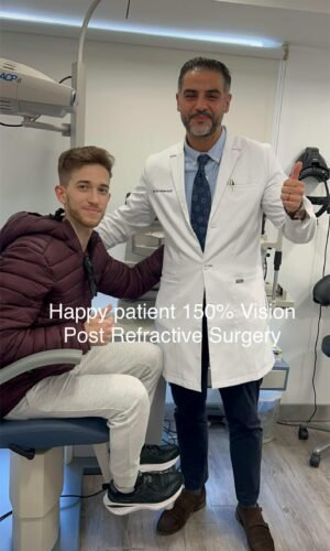 Oftalmólogo en Marbella 19 Paciente satisfecho con 150% de visión tras cirugía refractiva, posando junto al médico especialista en clínica oftalmológica.